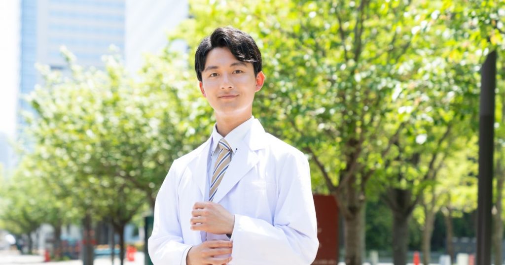 笑顔でこちらを見つめる医者