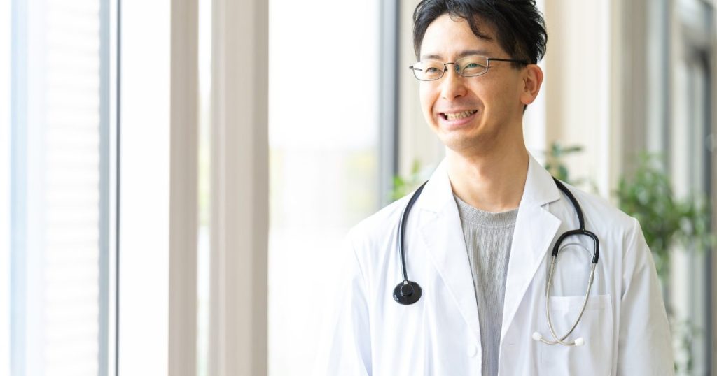笑顔で視線を向ける男性医者